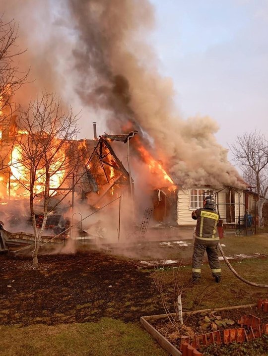 🚒 Вчера огнеборцы 318-й, 331-й пожарно-спасательных частей и отдельного поста 244-й пожарно-спасательной части #Мособлпожспас ликвидировали пожар в Одинцовском городском округе